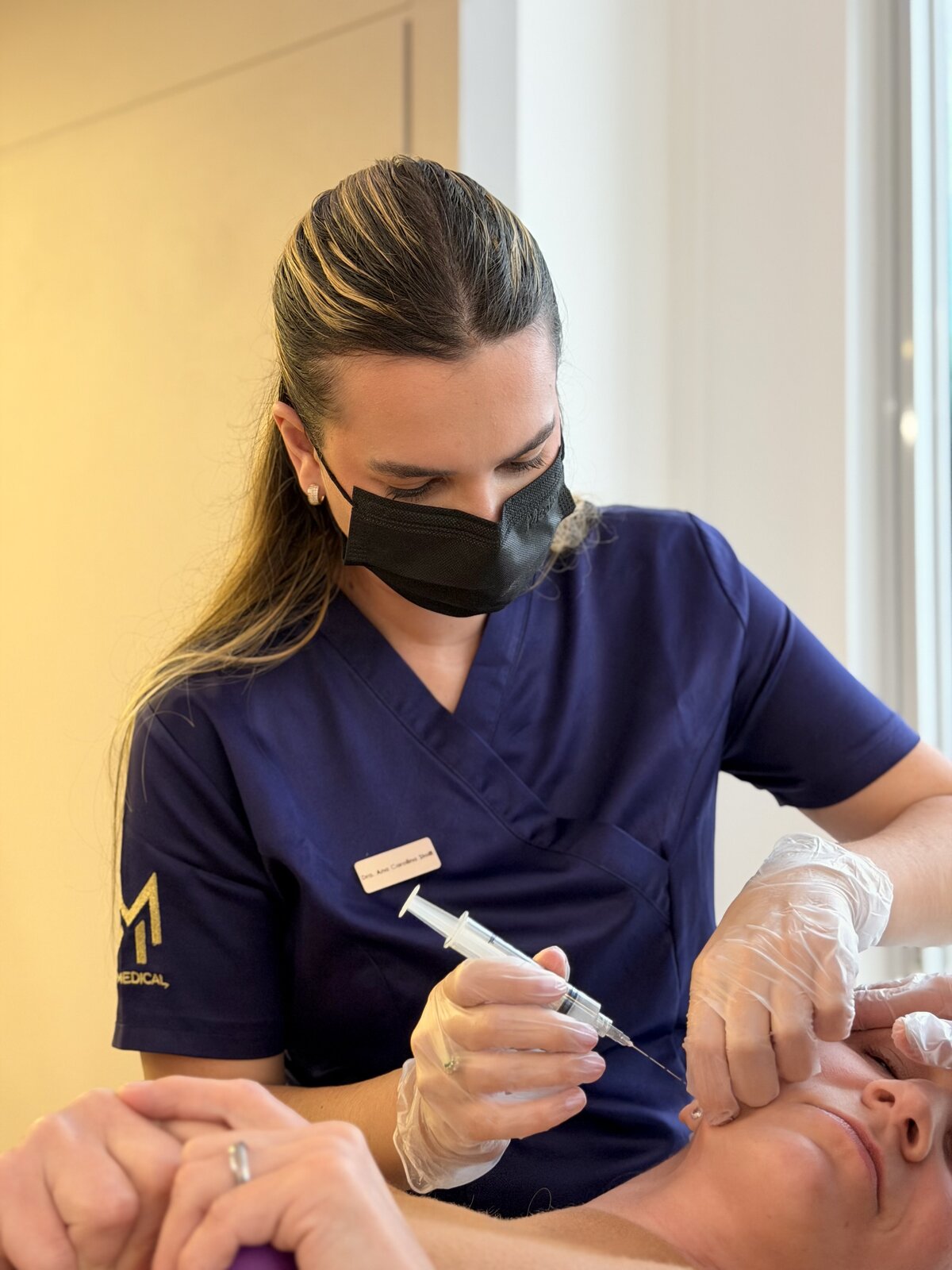 Dra. Ana realizando procedimento facial